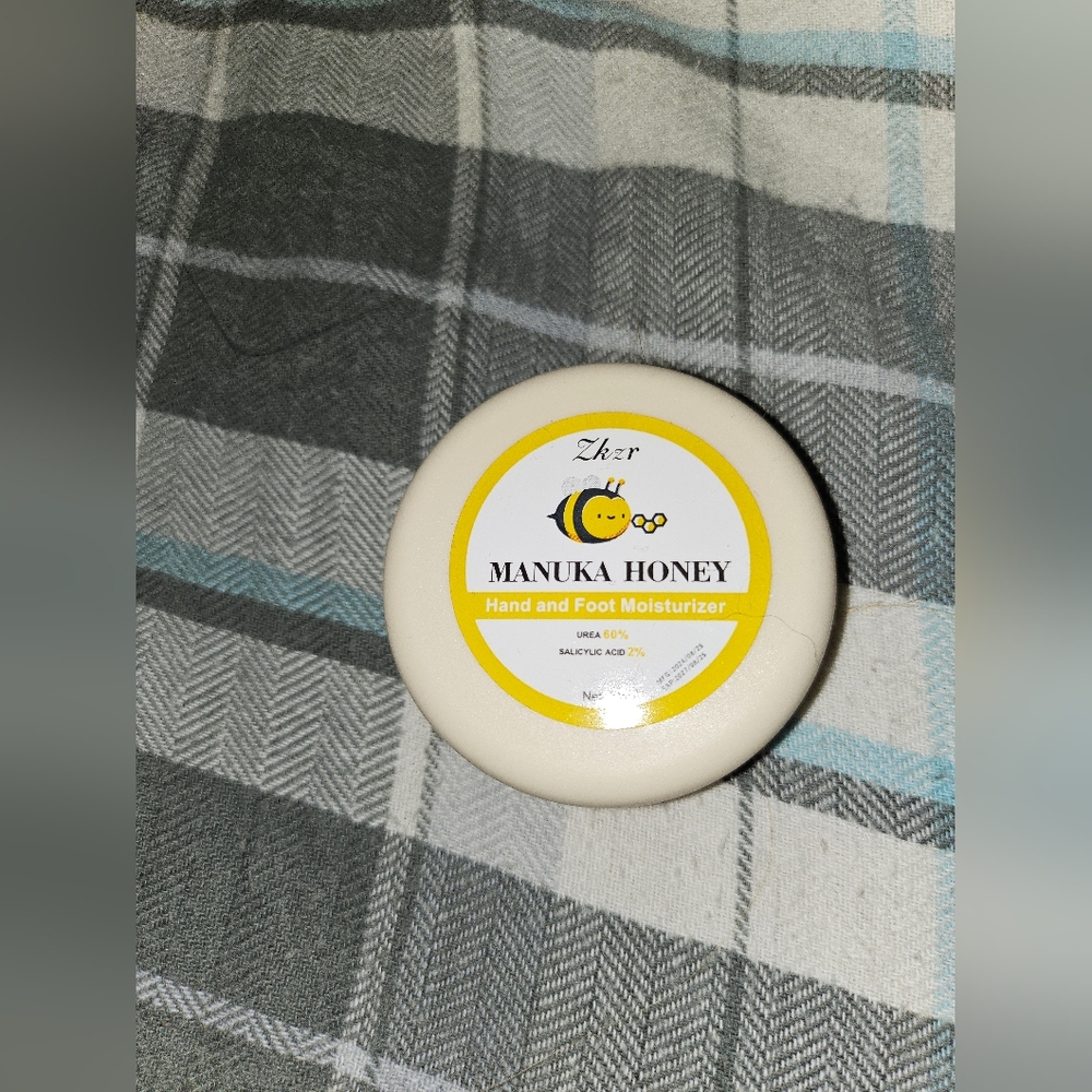 Give your skin some sweet relief with this Zkzr Manuka Honey Hand & Foot Moistur
